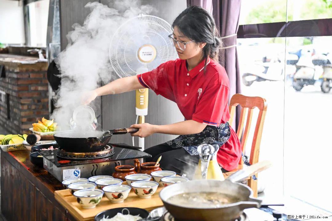 全网追的“扁担女孩”,找了一份暑假工,时薪12元 - 肇庆生活资讯 - 肇庆28生活网 zq.28life.com